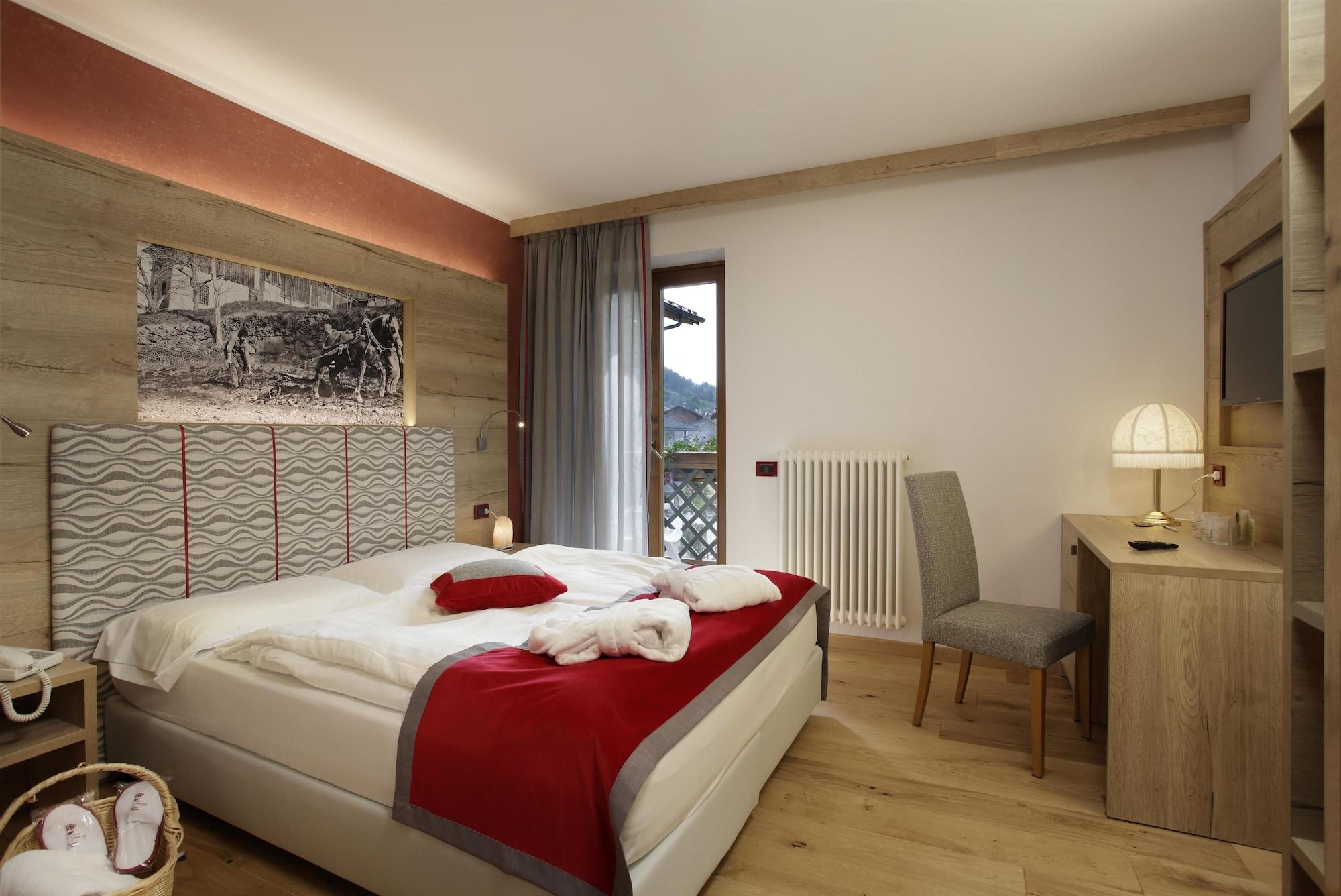 Tevini Dolomites Charming Hotel Commezzadura Zimmer foto