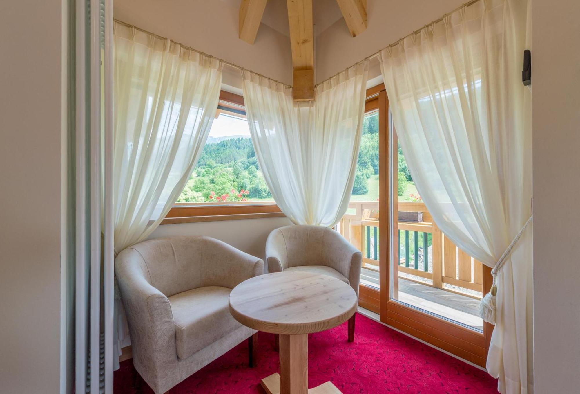 Tevini Dolomites Charming Hotel Commezzadura Zimmer foto